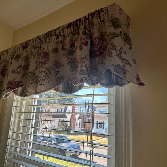 SOLD - 3 Double Tier Valances - Picture 3 of 6